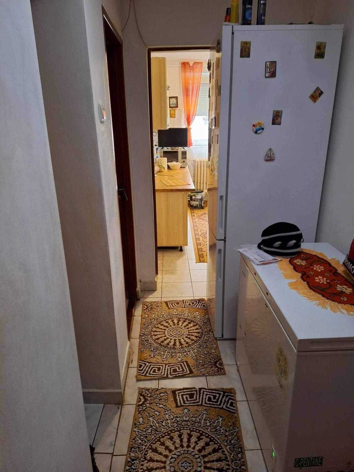 Apartament cu 3 camere  de vanzare , pret 32.000 Euro , Barcea mare