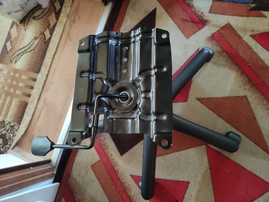 Продавам офис столове и части за тях