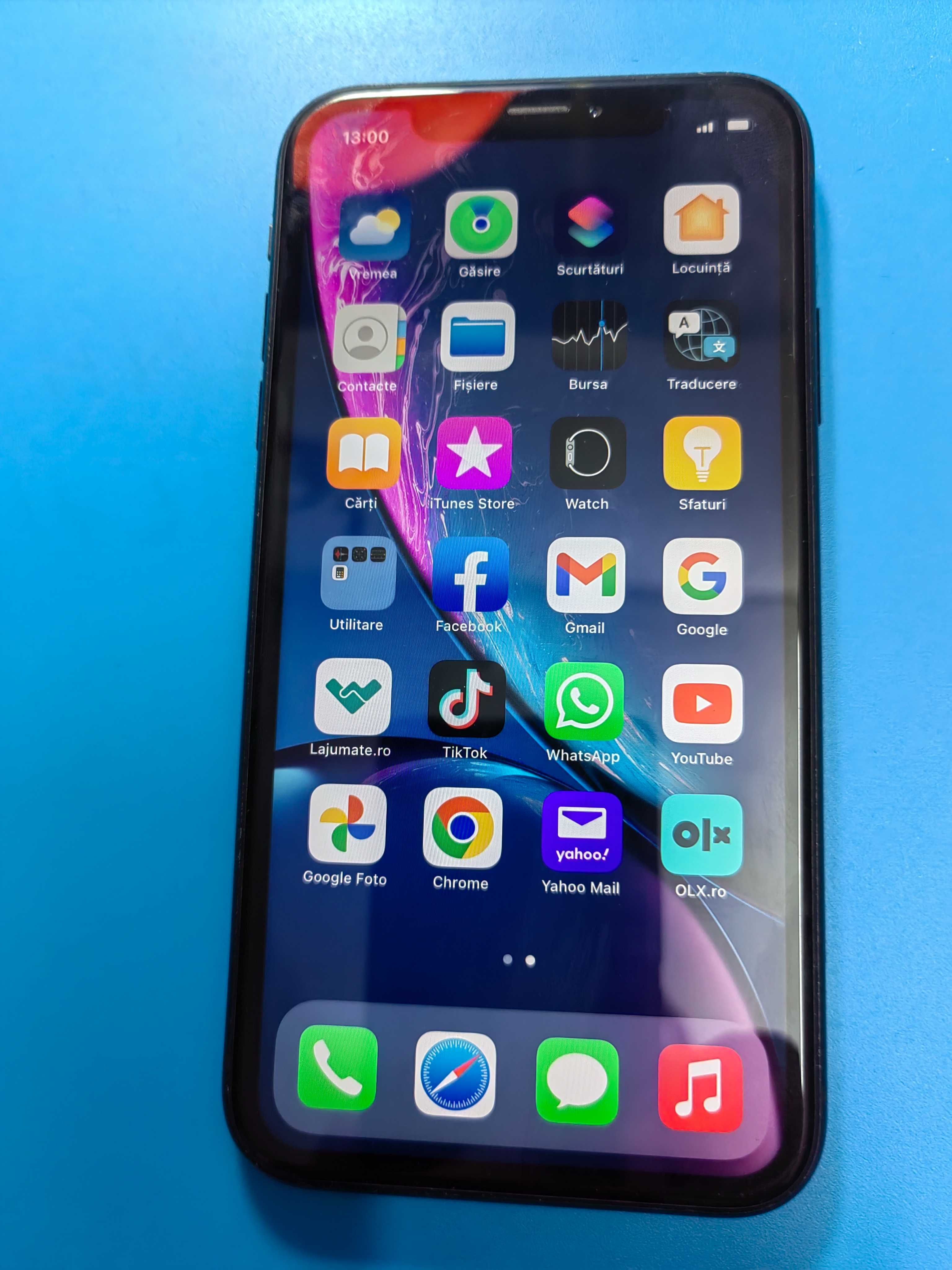 Vând iPhone xr black 128 GB.