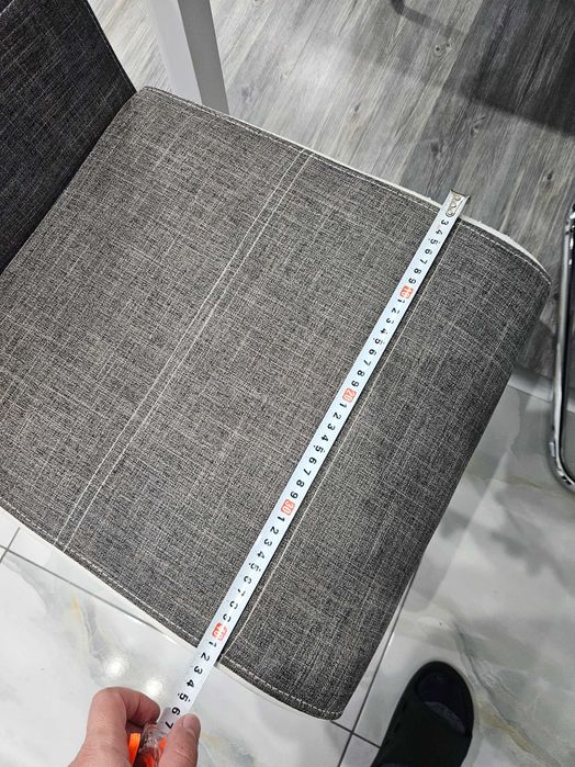 Стилни трапезни столове сиво бели 4 бр. за 80 лв., полукожа