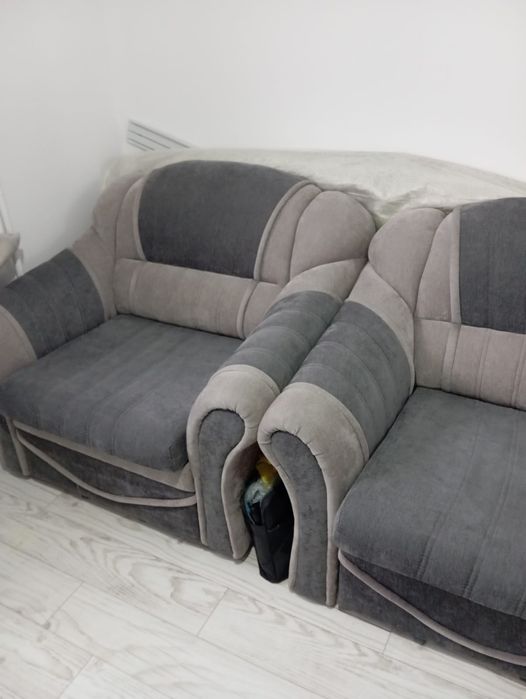 Диван вместе с креслом.