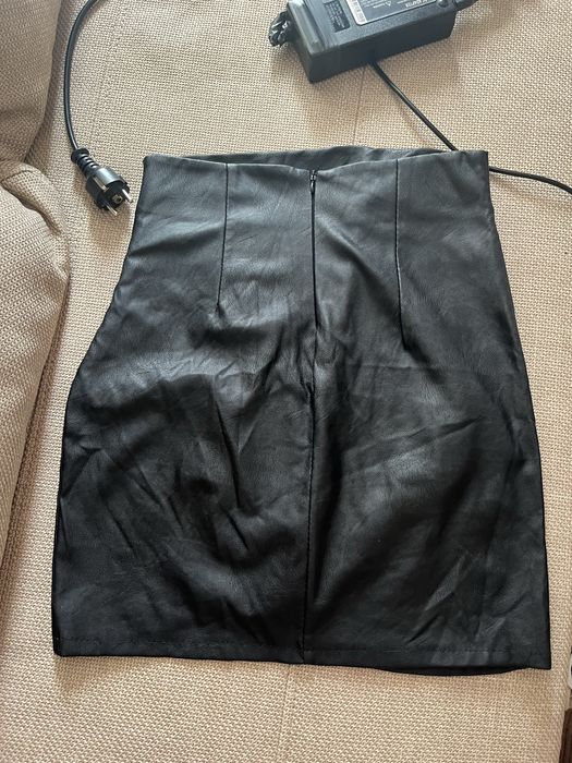 Кожена пола и топ