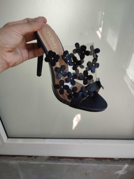 Sandale cu toc, transparente cu flori negre
