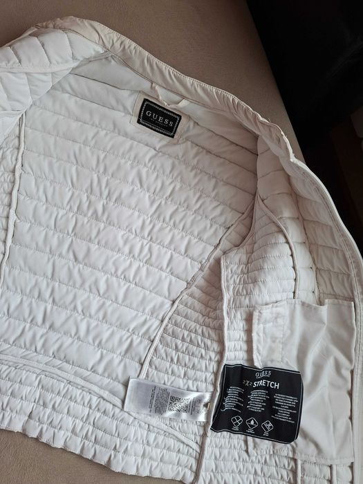 Guess оригиналнно бяло яке