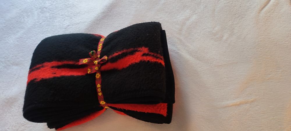 Pătură groasă, 140/190 cm, roșu cu negru, imprimeu inimă