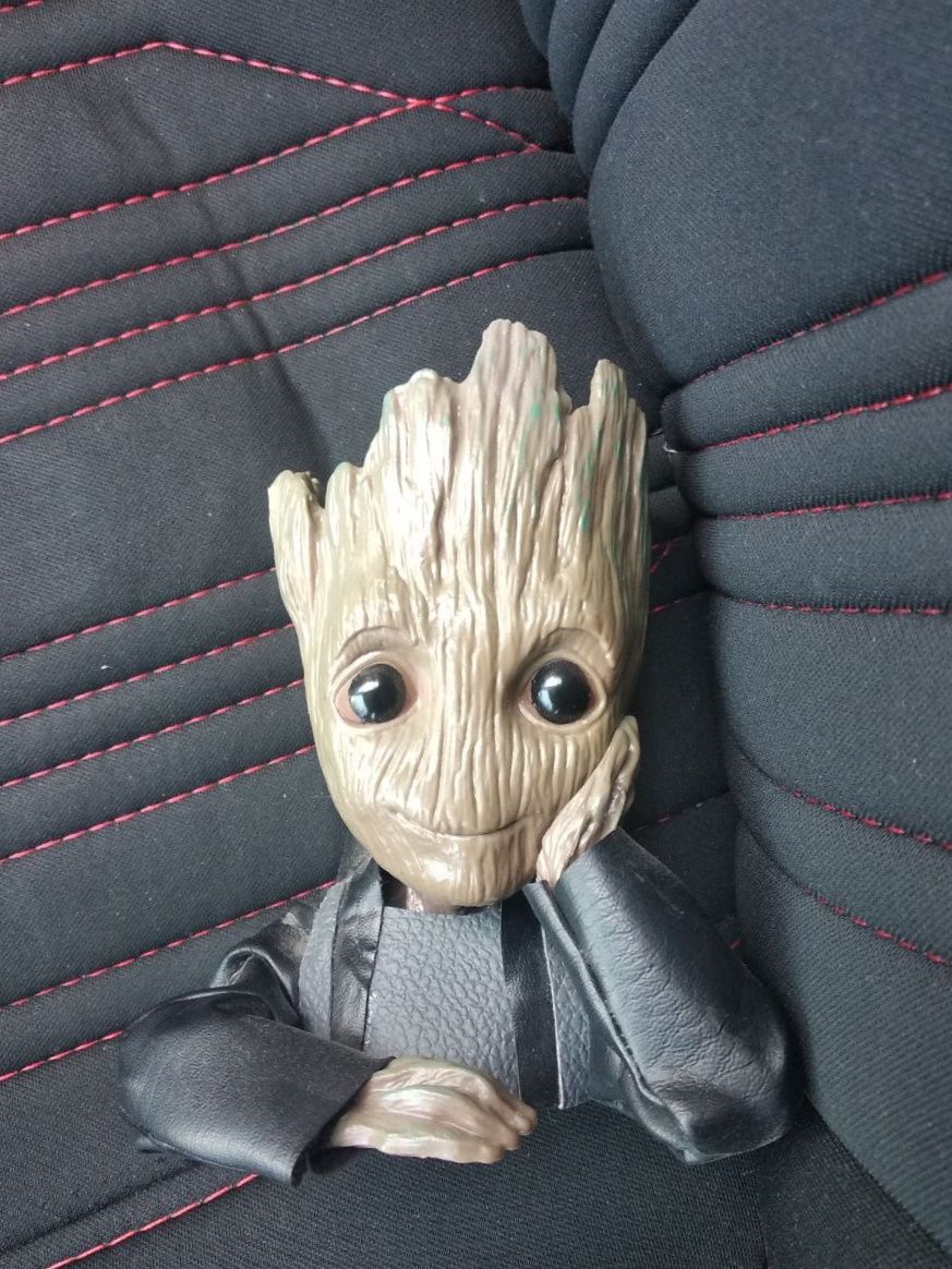 Groot срочно сотилади
