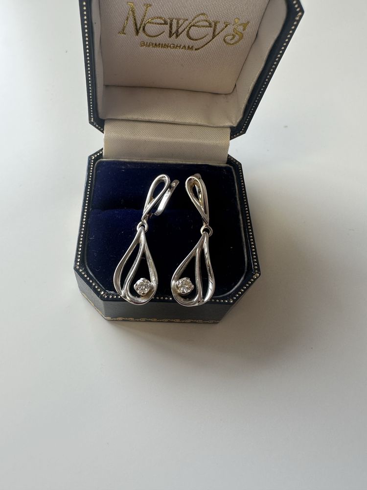 Серьги из белого золота  с бриллиантом