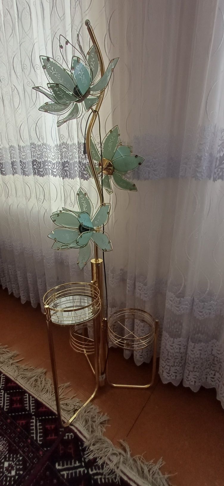 Светильник сотилади
