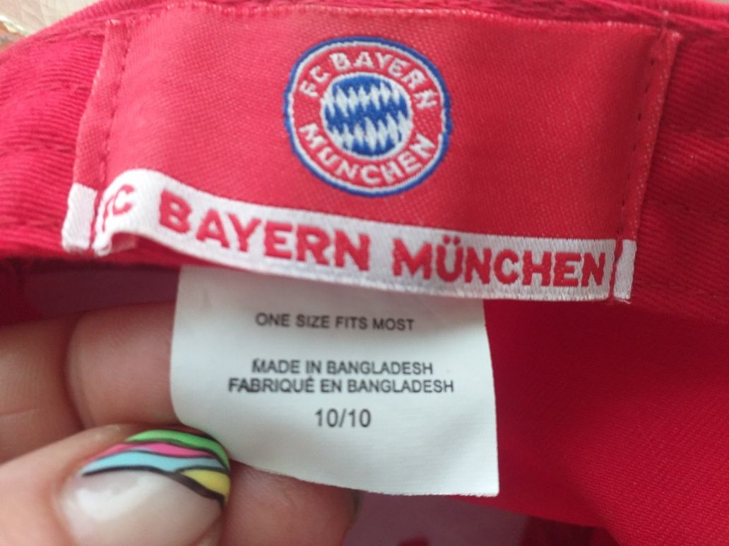 MUNCHEN FC BAYERN -2 бр.шапки.