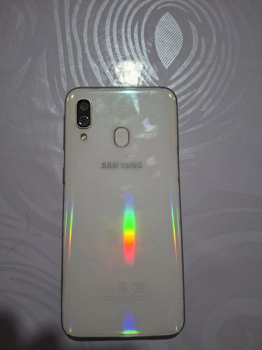 Samsung a 40 
Самсунг А40 память 64гб ОЗУ 3гб
Интернет 4G+
2