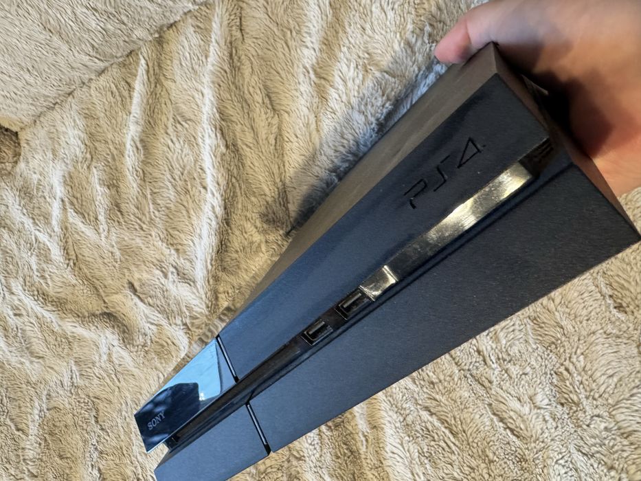 Ps4 utilizat cu 2 manete , una este defecta plus incarcator de manete