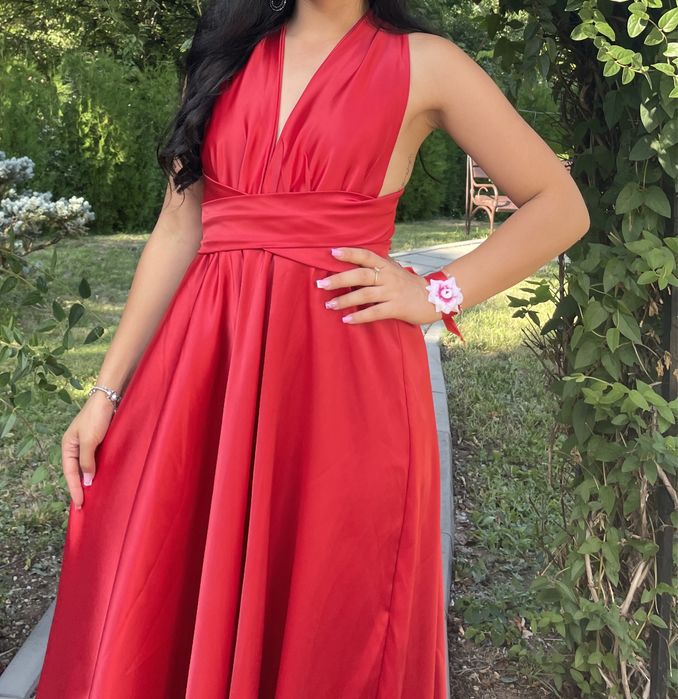 Rochie roșie Ramona Bădescu cu spatele gol