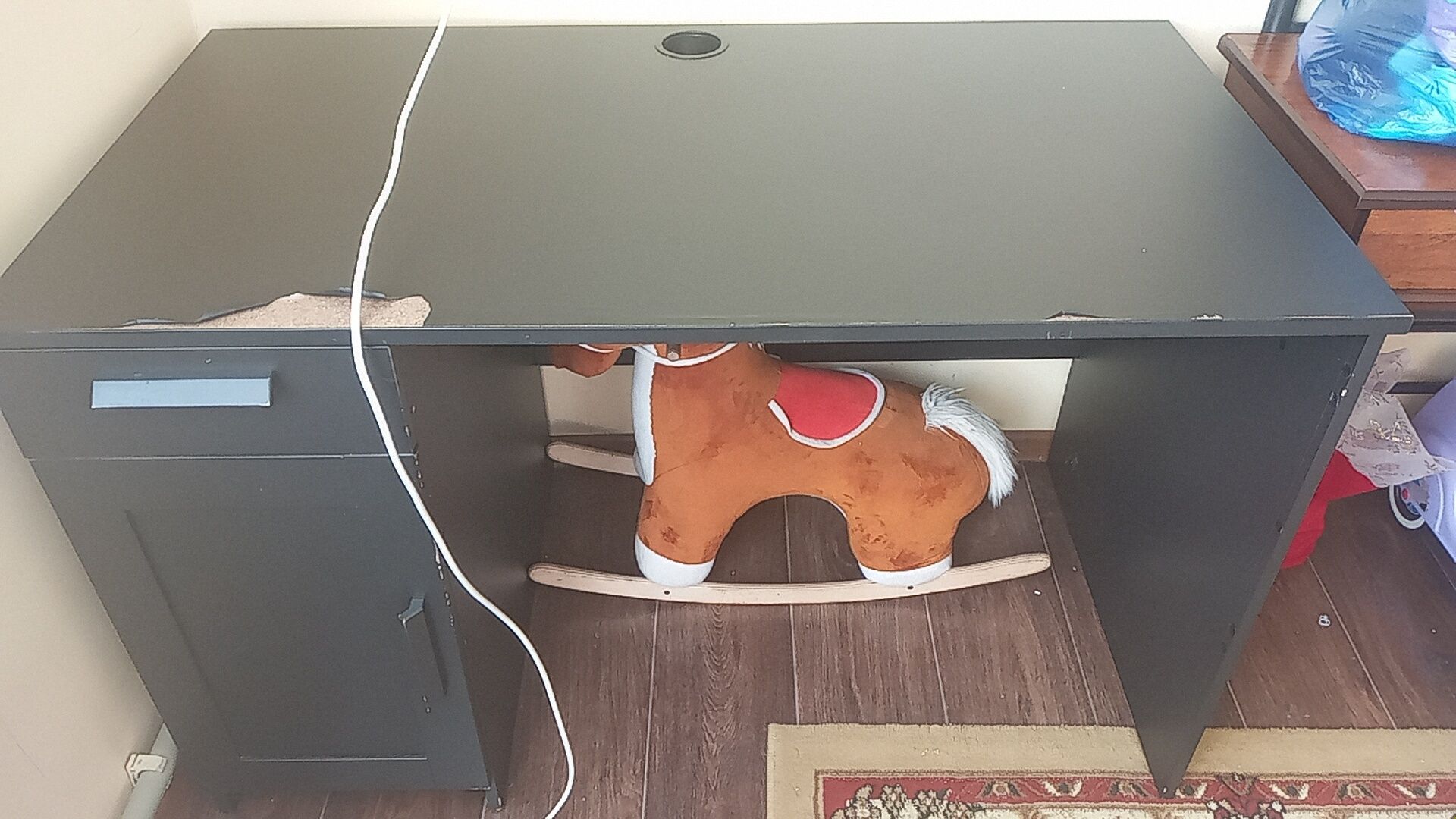 Компьютерный стол черно цвета фирмы Ikea
