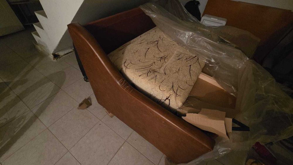 Mobila de living masa, canapea, canapea extensibila, comoda/scrin lemn