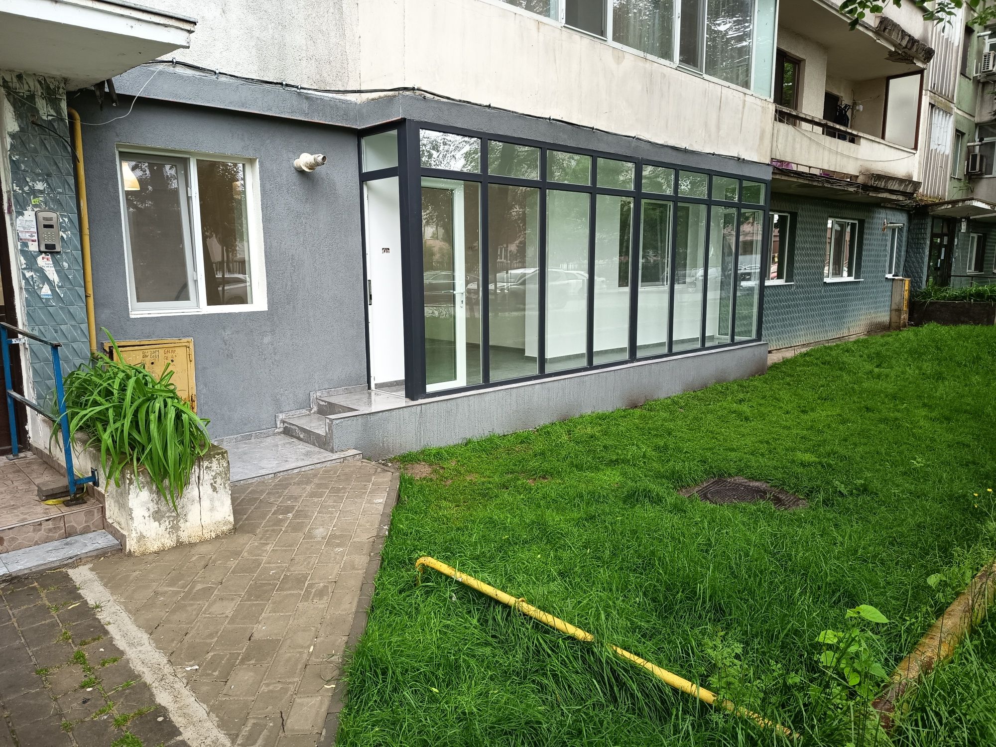 PF închiriez spațiu comercial 54 m , central, Podu Ros, la bulevard