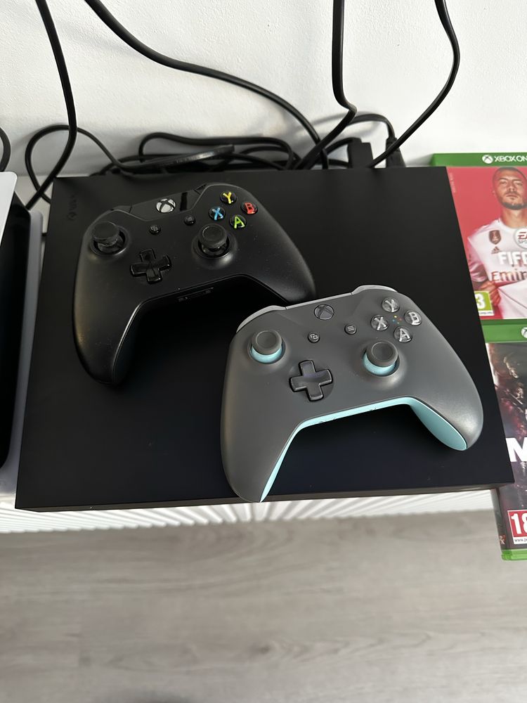 Xbox one X 1 TB + 2 controllere + 8 jocuri