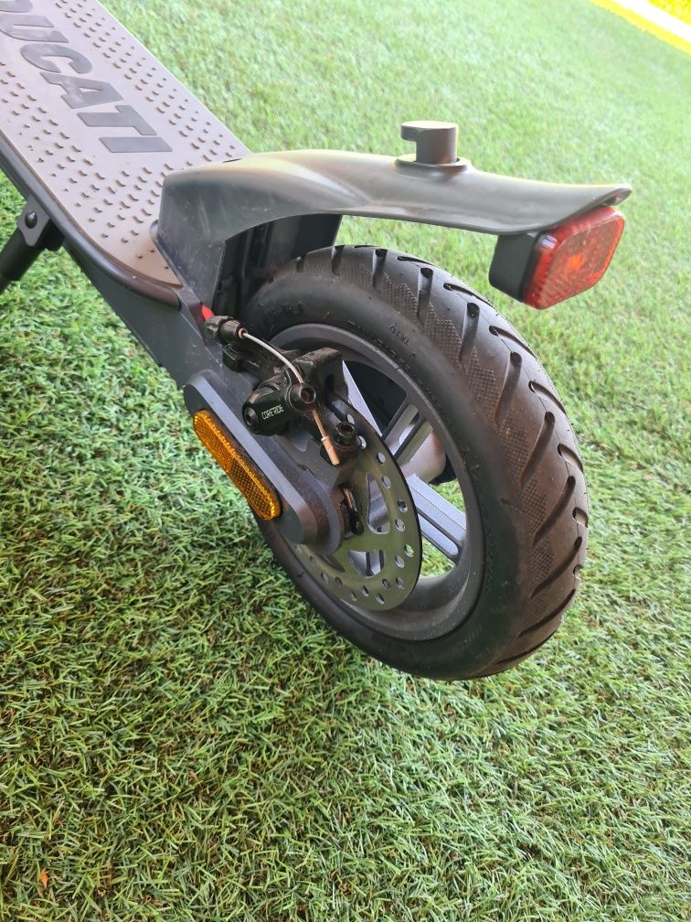 Trotineta electrica Ducati Evo Pro-I 
Motor 350w fara perii
Roti 8.5 i
