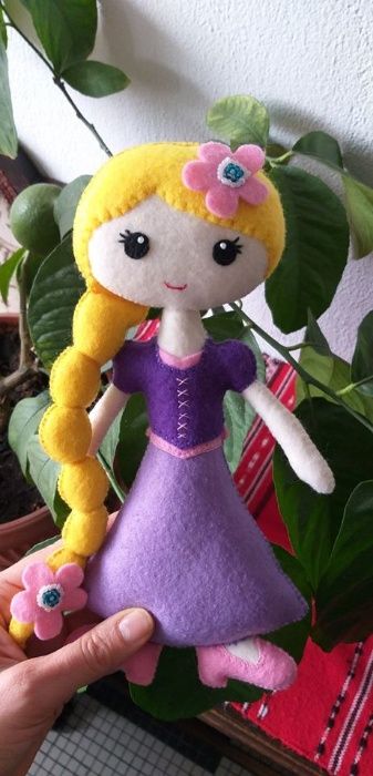 Rapunzel, printesa din turn, papusa handmade din fetru.
