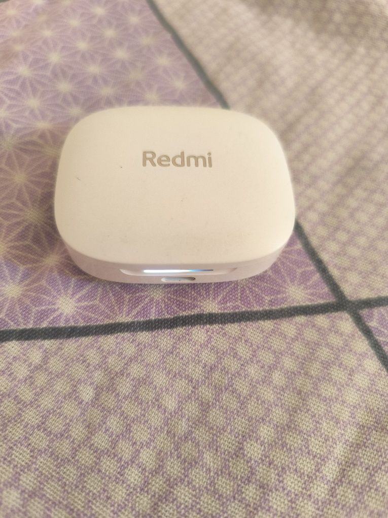 Продаю свои наушники Redmi buds 6 в хорошем состоянии пользовался мало