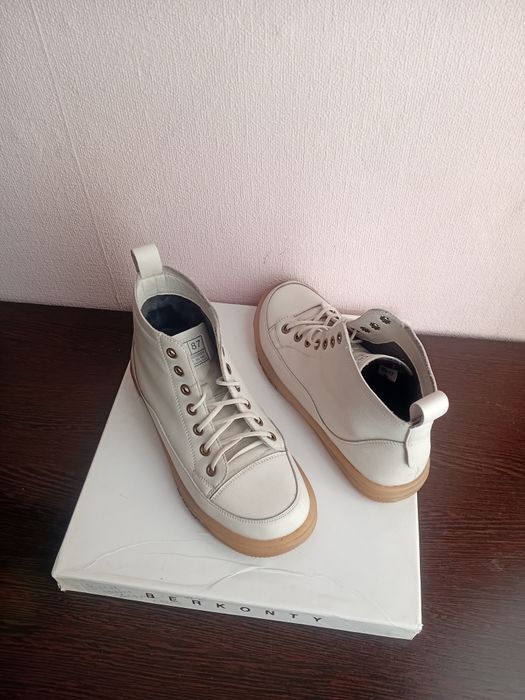 Продам женские ботинки