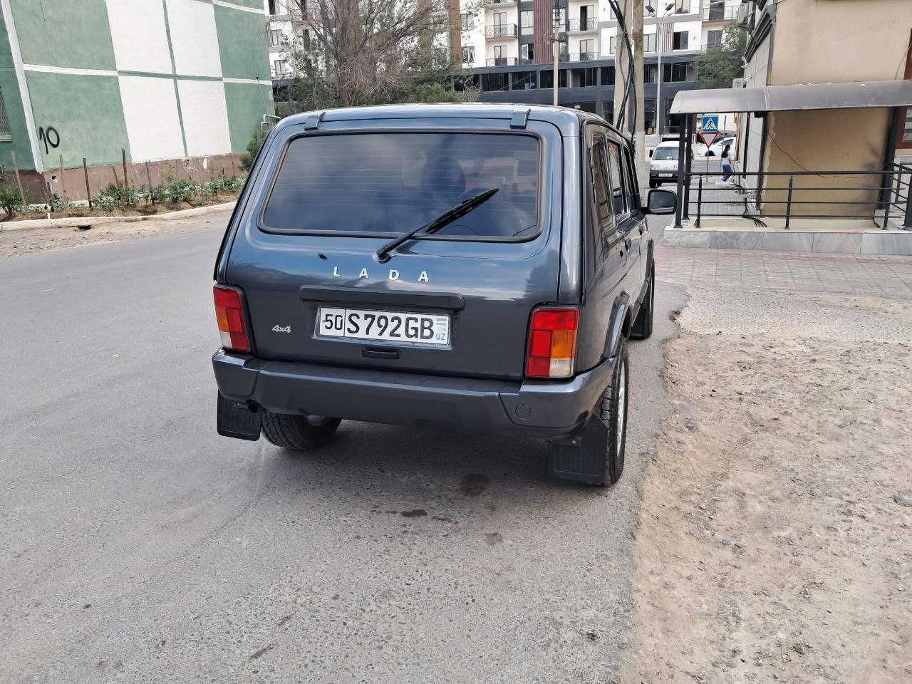 Нива урбан 5 эшикли 2019 сотилади, тоза, 1 кул.