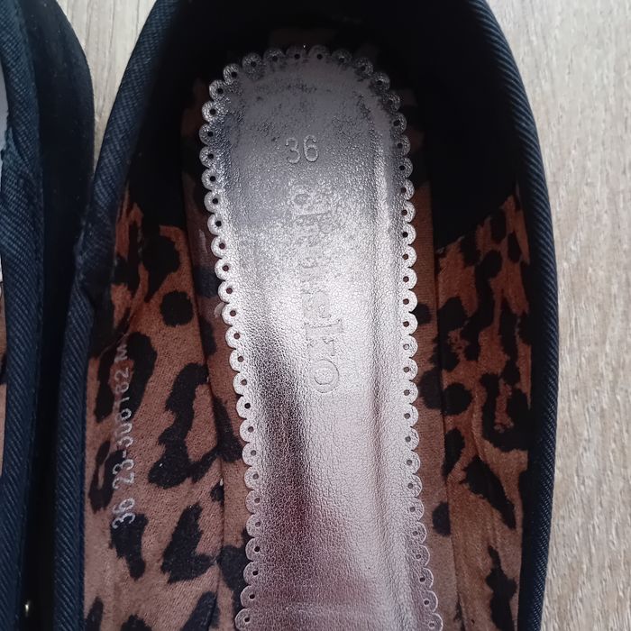 Балеринки и боти с камъчета.