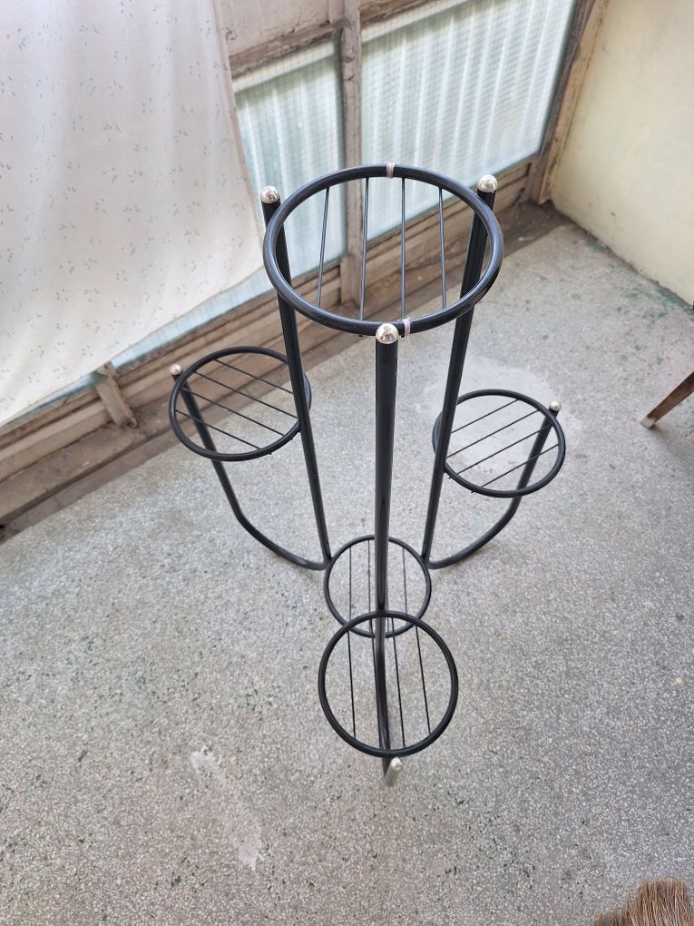 Продавам домашен цветарник