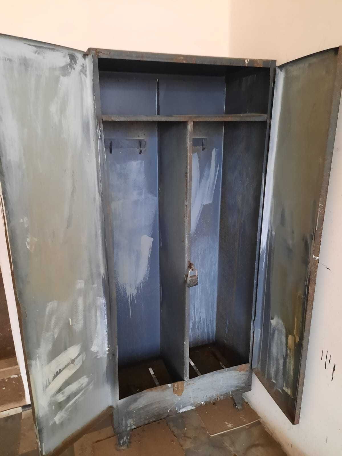 Шкаф металлический б/у для одежды рабочей раздевалки