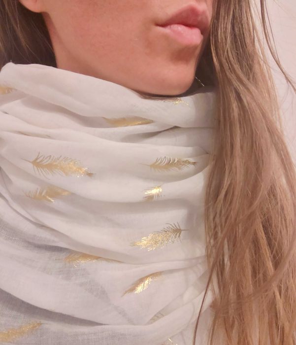 Eșarfă subțire cu pene aurii