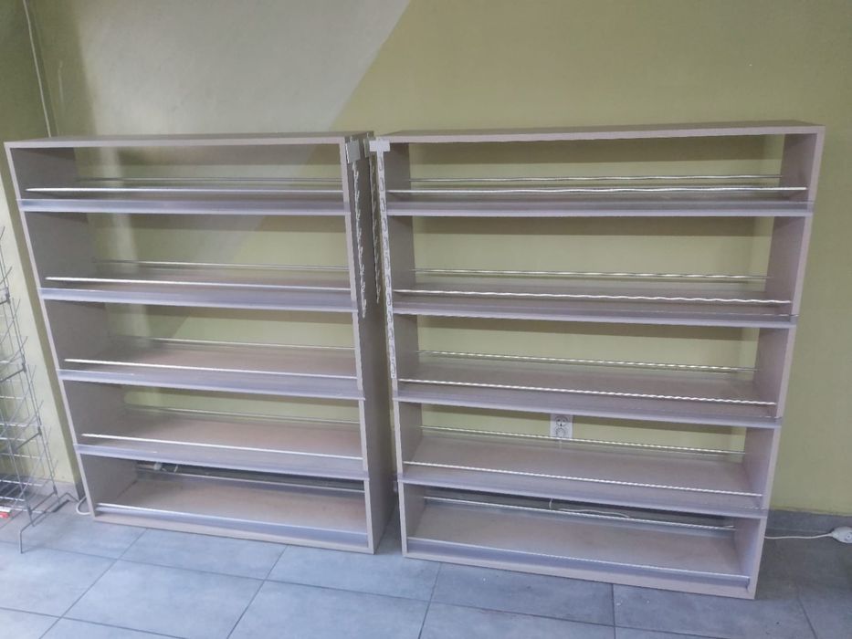 Продава се стелажи