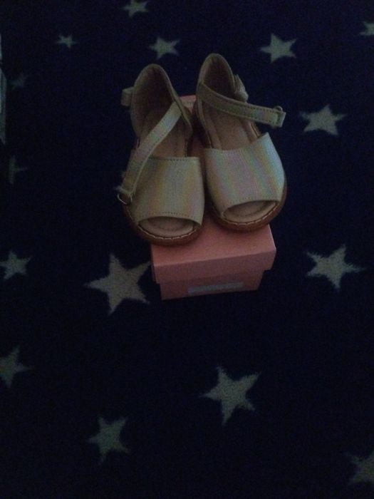 Sandale fetite pe gri