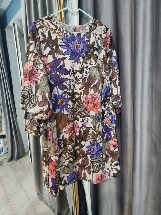 бежевое коктейльное цветочное платье