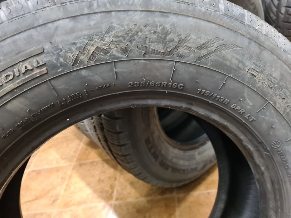 Продавам бусови зимни гуми 235/65/16