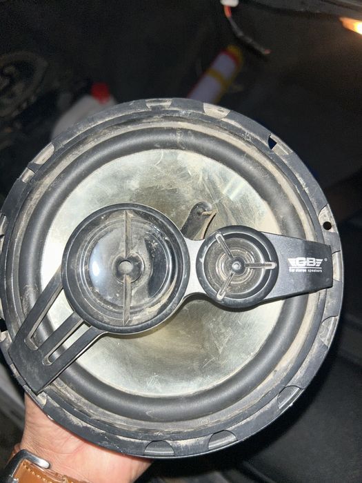 Продам колонки один заводской хуйндай.