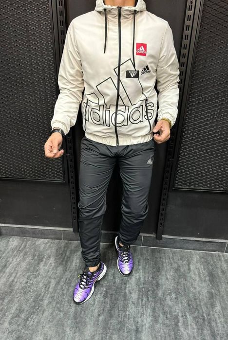 Vând treninguri fâș pentru bărbați