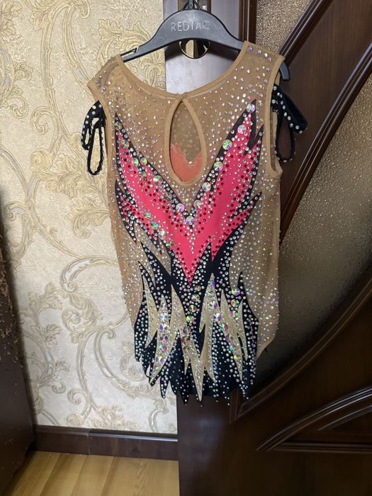 Продается купальник для художественной гимнастики. На возраст 9-10лет