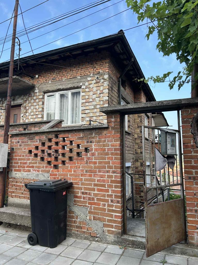 Продавам етаж от сграда и приземен