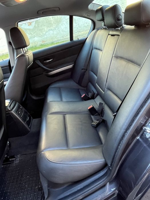 Vand bmw E90 2008 manual inmatriculat sau schimb cu Passat B7