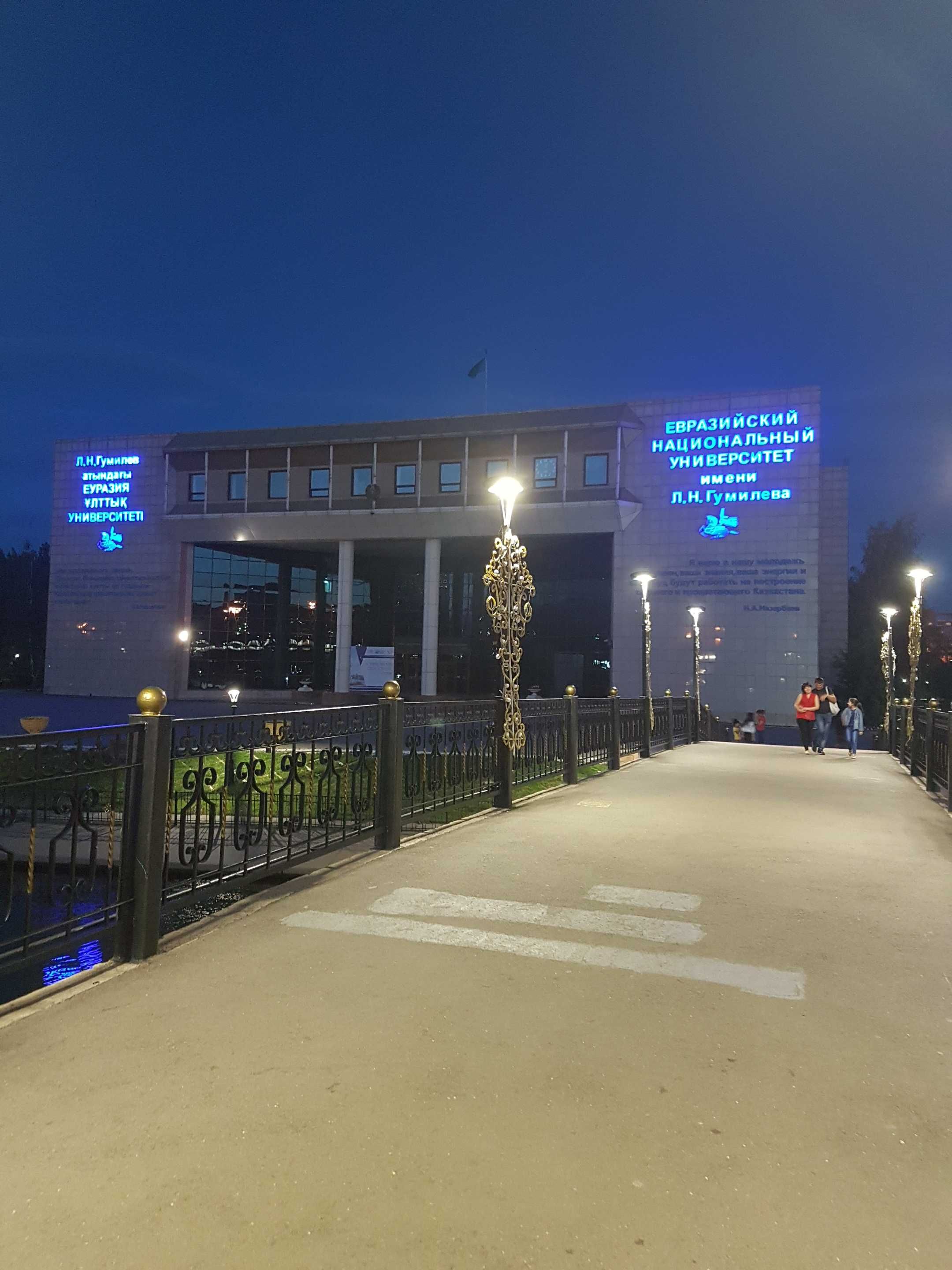 с подселением в квартиру девушка