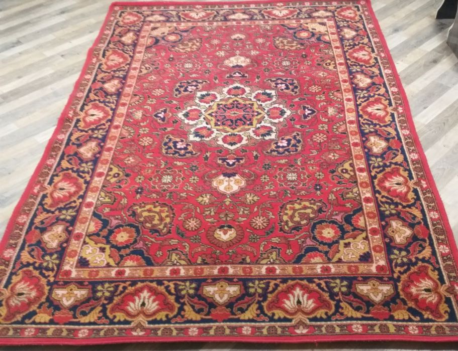 Хива гилами ва табуреткалар сотилади!