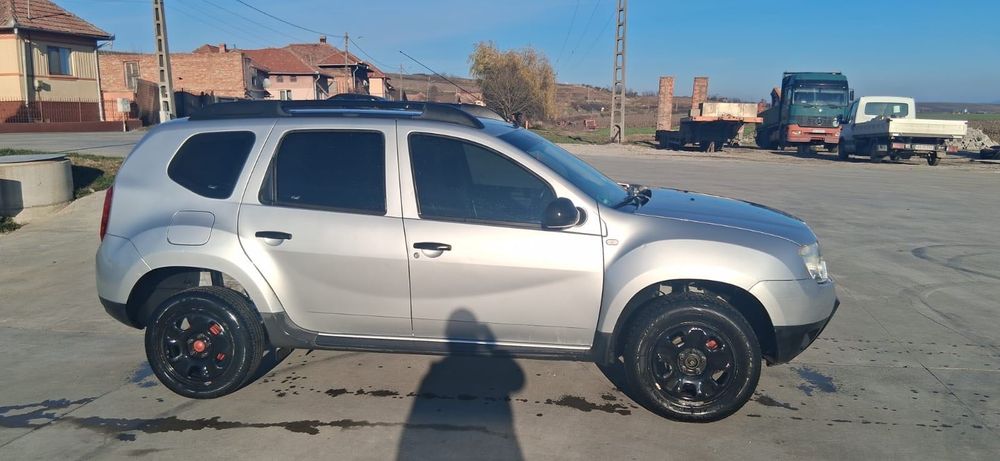 Vând Dacia Duster 4x2 2012