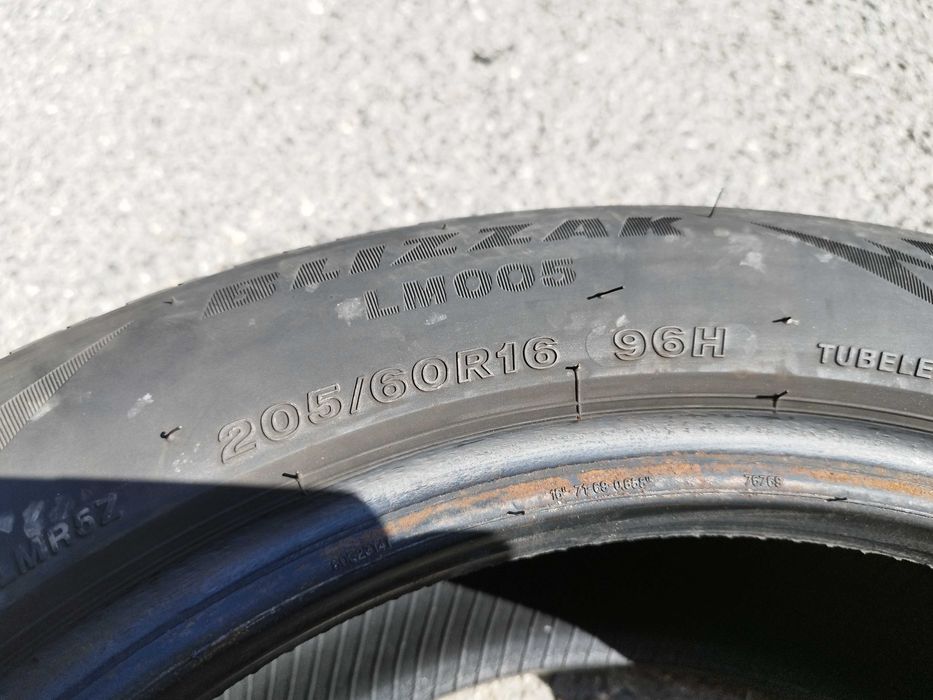 Продавам 2бр. зимни Bridgestone 205/60/16 DOT2320 RUNFLAT 60лв. двете