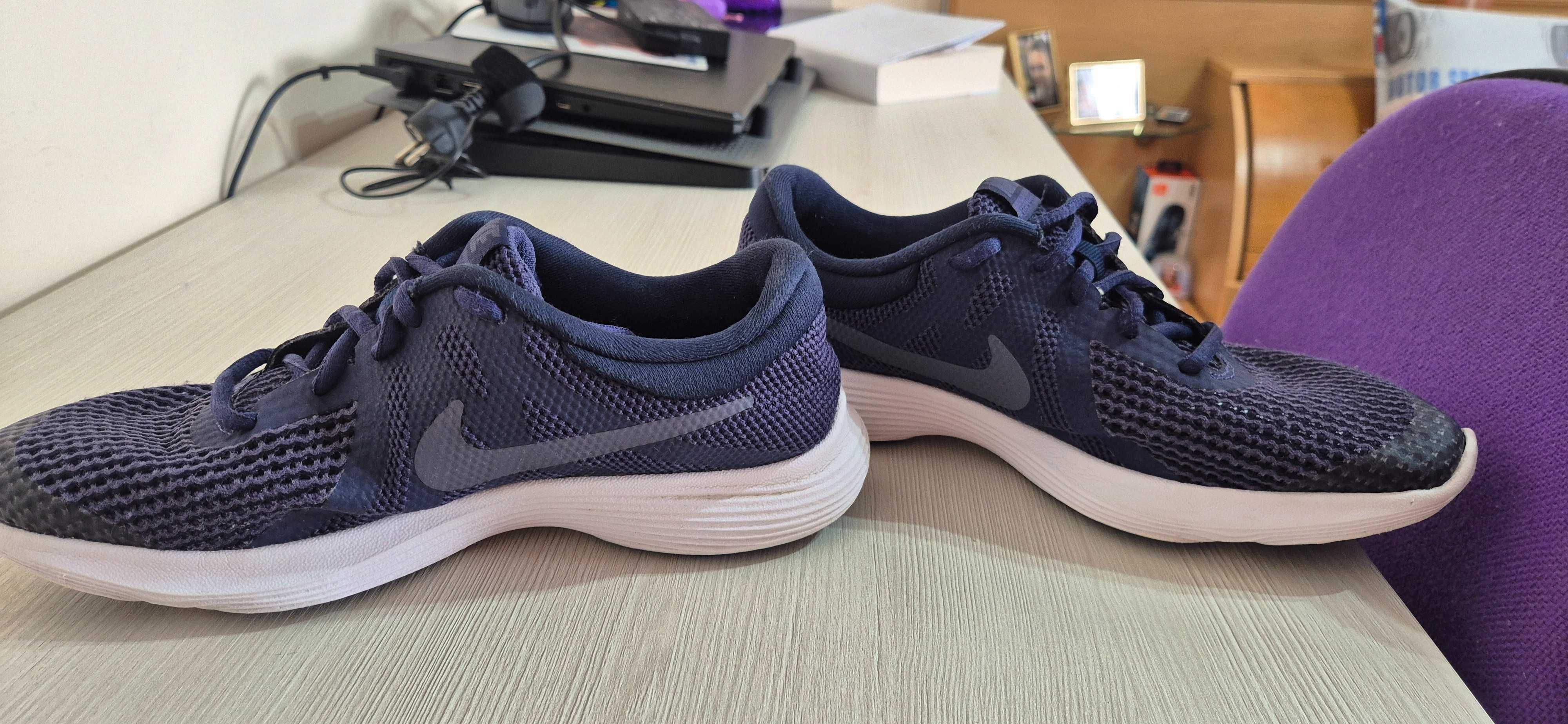 Маратонки NIKE,номер 37.5