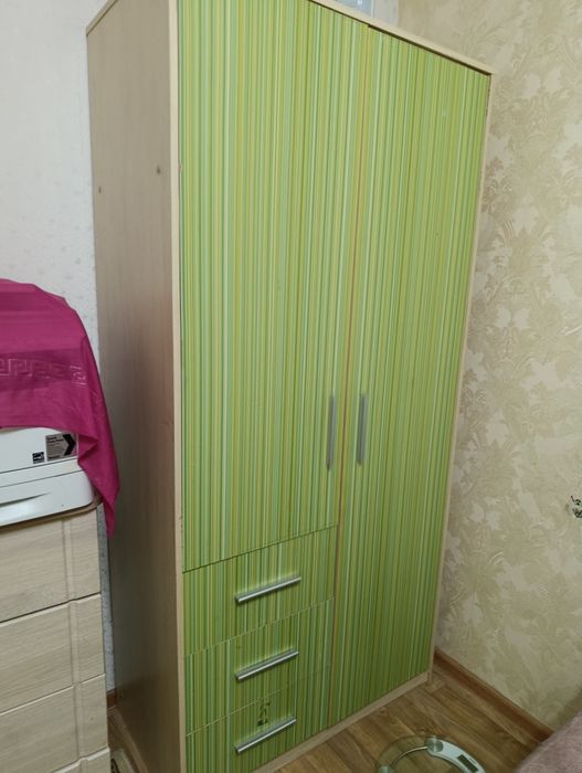 Шкаф с полками и вешалкой