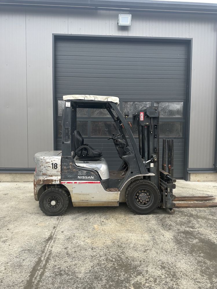 Dezmemebrez/vand stivuitor nissan 2,5 tone diesel