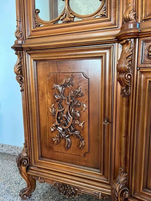 Масивна антикварна дървена витрина