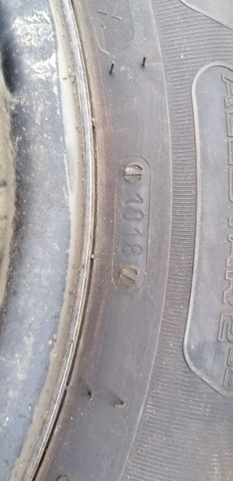 Vand 4 anvelope de vara 175/70/R14 cu jante de otel