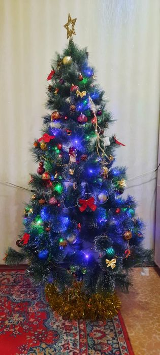 Продам искусственную ёлку б/у в хорошем состоянии 1.7 . 5000