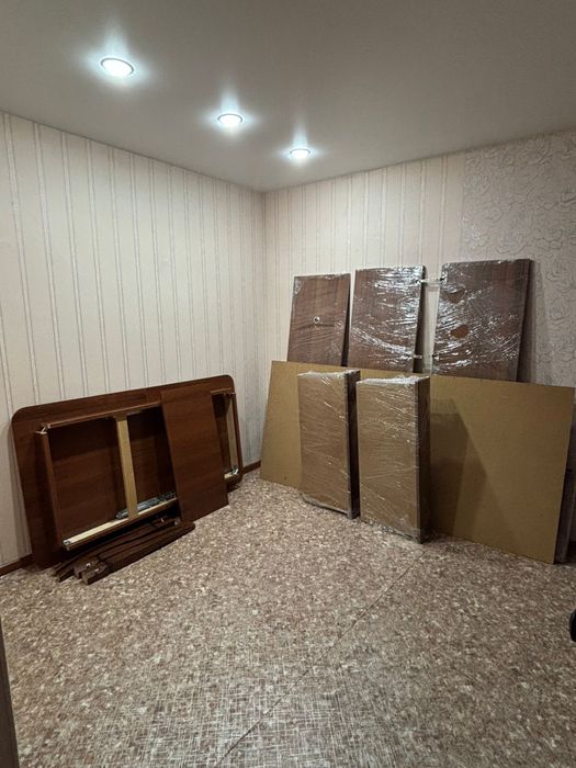Продам стол и шкаф
