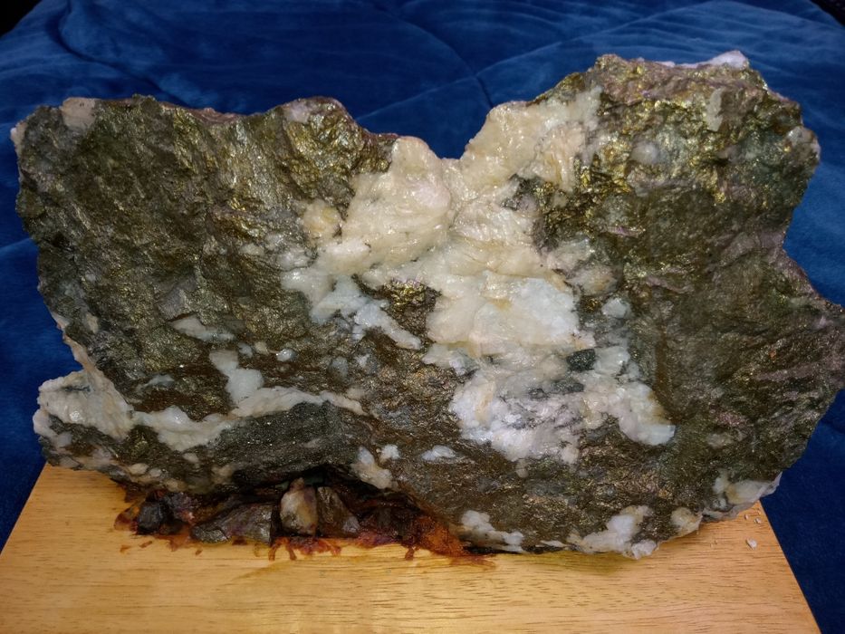 Vând piatra unica din minereu de aur